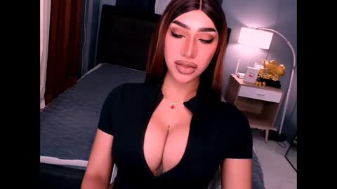 Snapshot of smasherqueen chatting on April 2, 8:23 am smasherqueen online show from April 2, 8:23 am