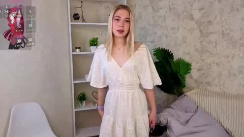 Snapshot of smile_with_nicole chatting on October 13, 4:51 pm The girl from the dream by name Mary online show from October 13, 4:51 pm