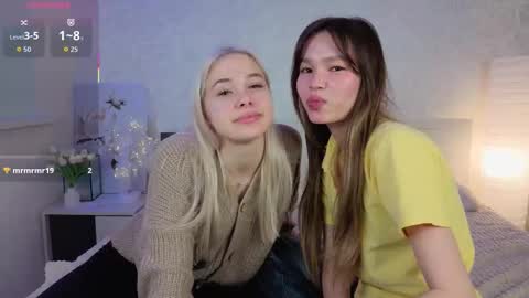 Snapshot of smile_with_nicole chatting on November 19, 4:18 pm The girl from the dream by name Mary online show from November 19, 4:18 pm