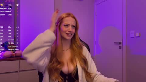 Snapshot of smilee_girl chatting on June 4, 7:53 pm Emily Burns online show from June 4, 7:53 pm
