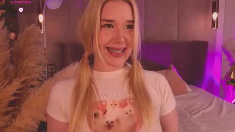 Snapshot of smiley_mia_ chatting on June 25, 6:12 pm Mia online show from June 25, 6:12 pm