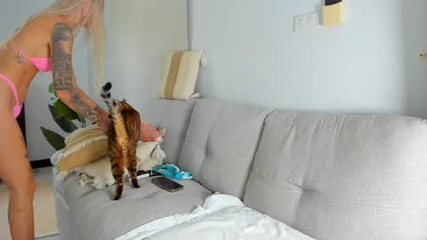 Mary online show from December 13, 1:37 am