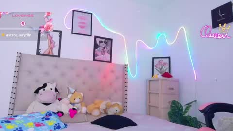 Snapshot of sneakyy_fantasy chatting on April 15, 10:43 pm Hellen online show from April 15, 10:43 pm