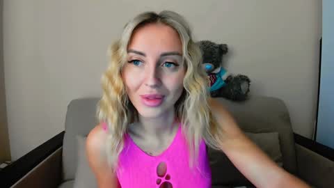 Snapshot of snezanablond chatting on January 29, 2:00 pm Sneja online show from January 29, 2:00 pm