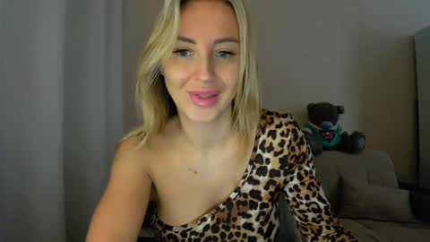 Snapshot of snezanablond chatting on February 1, 8:50 am Sneja online show from February 1, 8:50 am