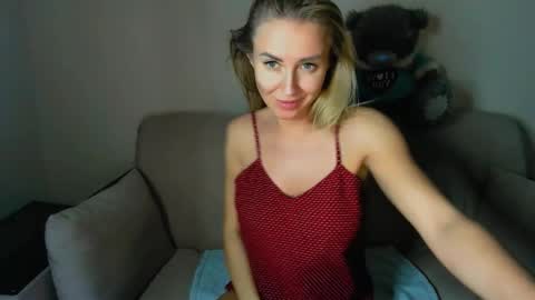 Snapshot of snezanablond chatting on February 13, 8:34 pm Sneja online show from February 13, 8:34 pm