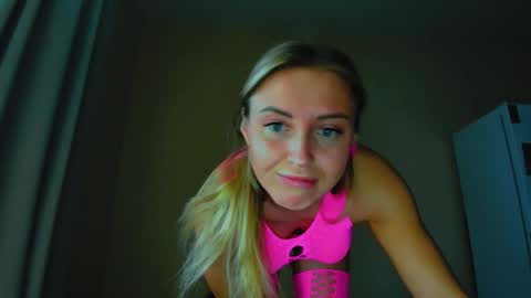 Snapshot of snezanablond chatting on February 27, 5:24 am Sneja online show from February 27, 5:24 am