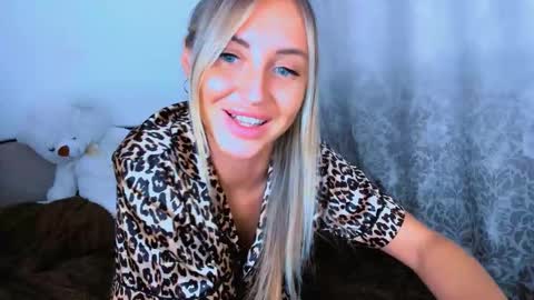 Snapshot of snezanablond chatting on November 27, 9:50 pm Sneja online show from November 27, 9:50 pm