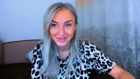 Snapshot of snezanablond chatting on December 3, 11:30 am Sneja online show from December 3, 11:30 am