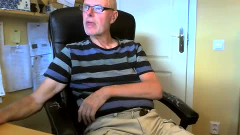 snickarn335731 online show from May 24, 4:23 pm