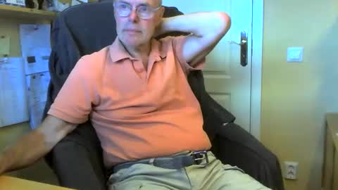 snickarn335731 online show from June 7, 4:44 pm