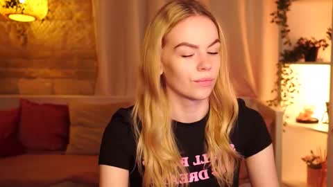 Snapshot of snowbarbieee chatting on October 3, 8:44 am Hanna online show from October 3, 8:44 am