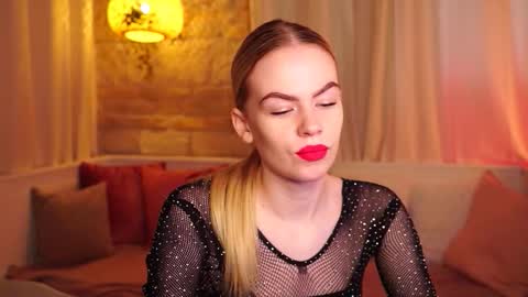 Snapshot of snowbarbieee chatting on October 6, 7:50 am Hanna online show from October 6, 7:50 am