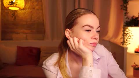 Snapshot of snowbarbieee chatting on October 10, 7:51 am Hanna online show from October 10, 7:51 am