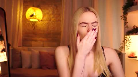 Snapshot of snowbarbieee chatting on October 20, 8:37 am Hanna online show from October 20, 8:37 am