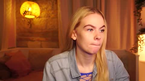 Snapshot of snowbarbieee chatting on October 28, 9:35 am Hanna online show from October 28, 9:35 am