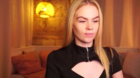 Snapshot of snowbarbieee chatting on October 30, 9:33 am Hanna online show from October 30, 9:33 am