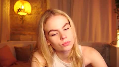 Snapshot of snowbarbieee chatting on November 3, 9:43 am Hanna online show from November 3, 9:43 am