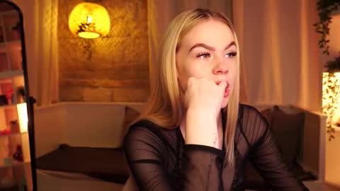 Snapshot of snowbarbieee chatting on November 8, 9:42 am Hanna online show from November 8, 9:42 am