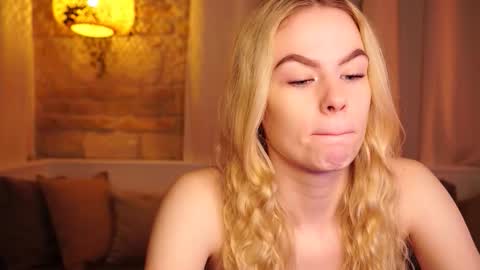 Snapshot of snowbarbieee chatting on November 18, 9:25 am Hanna online show from November 18, 9:25 am