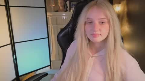 Snapshot of snowflakeskitty chatting on June 7, 5:33 am Ellie online show from June 7, 5:33 am
