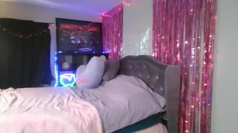 Snapshot of snowie_rose chatting on April 7, 12:11 am Snowie Rose online show from April 7, 12:11 am