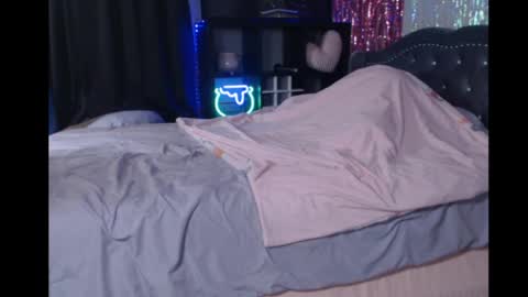 Snapshot of snowie_rose chatting on April 21, 1:42 am Snowie Rose online show from April 21, 1:42 am