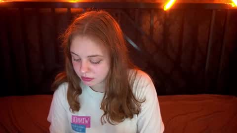 Snapshot of snowwhite_bella chatting on October 23, 1:10 pm snowwhite_bella online show from October 23, 1:10 pm