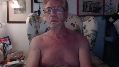 Snapshot of so_erotic_sub chatting on October 22, 4:35 am ImYourBitch online show from October 22, 4:35 am