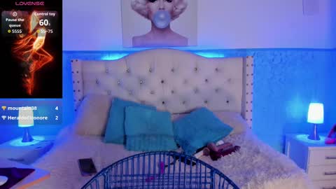 Snapshot of sobigcurvy44 chatting on October 2, 7:21 pm leidy online show from October 2, 7:21 pm