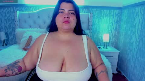Snapshot of sobigcurvy44 chatting on May 1, 11:20 pm leidy online show from May 1, 11:20 pm