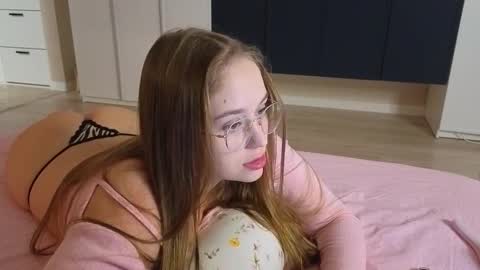 Snapshot of sofaris chatting on December 1, 6:24 pm Sophy online show from December 1, 6:24 pm