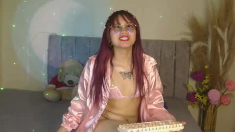 Snapshot of sofeelme_7 chatting on September 13, 3:23 pm Sophie online show from September 13, 3:23 pm