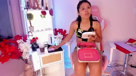 Snapshot of sofhia_turner chatting on February 13, 12:00 pm sofhia_turner online show from February 13, 12:00 pm