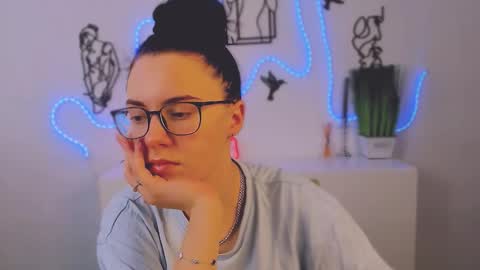 sofi_lonely online show from February 7, 8:18 am