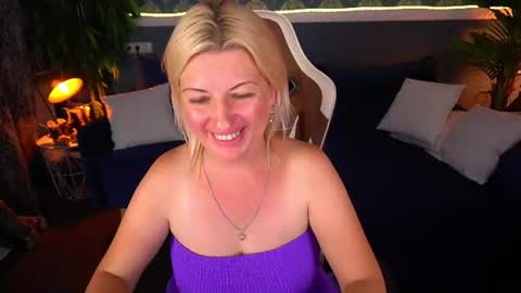Snapshot of sofi_moonnn chatting on August 4, 4:42 pm Sofi online show from August 4, 4:42 pm