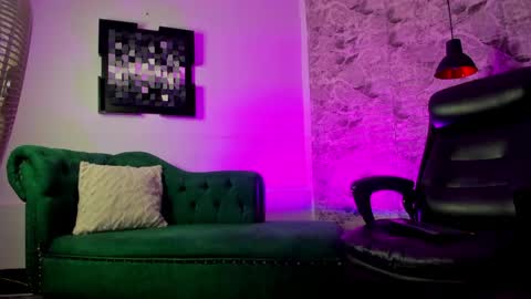 sofi_wiliiams2 online show from March 1, 8:33 pm