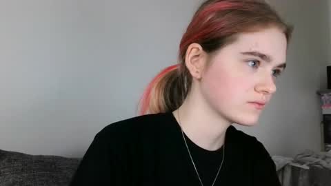 Snapshot of sofia_bloomm chatting on June 18, 9:14 am sofia bloomm online show from June 18, 9:14 am