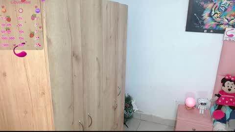 Snapshot of sofia_gold_ chatting on December 17, 3:28 pm sofia online show from December 17, 3:28 pm