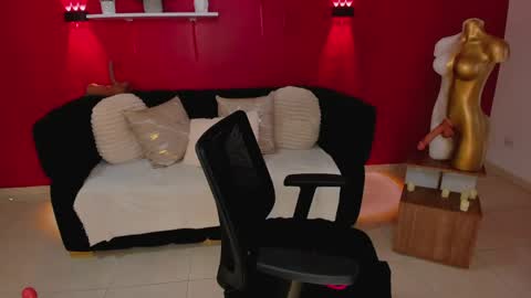 sofia_velvetx online show from May 6, 3:39 pm