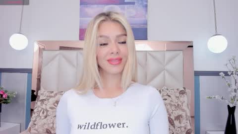 Snapshot of sofiaa_morris chatting on March 9, 7:29 pm Sofia online show from March 9, 7:29 pm