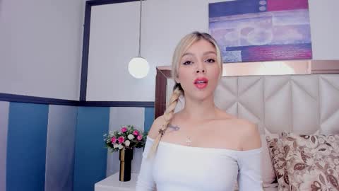 Snapshot of sofiaa_morris chatting on March 23, 1:37 pm Sofia online show from March 23, 1:37 pm