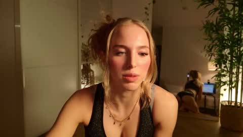 Snapshot of sofiaaaxoxoxo chatting on November 24, 5:45 pm Sofia online show from November 24, 5:45 pm