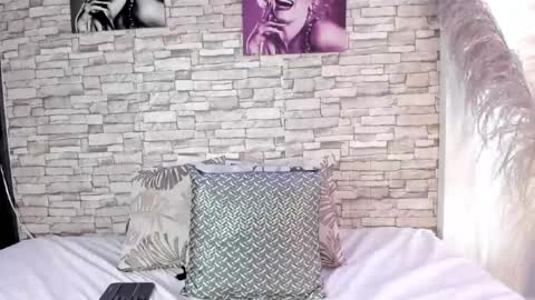 sofiaalarson online show from July 10, 3:36 pm