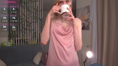 Snapshot of sofiapure18 chatting on October 18, 7:47 pm Sofia Help me overcome shynes with 100 thumbs up online show from October 18, 7:47 pm