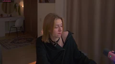 Snapshot of sofiapure18 chatting on November 22, 9:25 pm Sofia Help me overcome shynes with 100 thumbs up online show from November 22, 9:25 pm