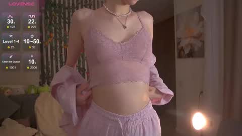 Snapshot of sofiapure18 chatting on November 27, 8:22 pm Sofia Help me overcome shynes with 100 thumbs up online show from November 27, 8:22 pm