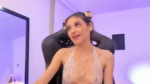 Snapshot of sofiarouge_ chatting on September 30, 8:58 pm Sofia Help me reach 5K followers online show from September 30, 8:58 pm