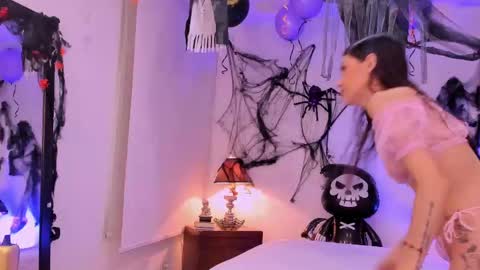 Snapshot of sofiarouge_ chatting on October 9, 8:40 pm Sofia Help me reach 5K followers online show from October 9, 8:40 pm