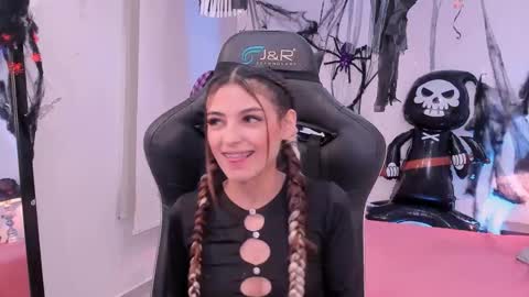 Snapshot of sofiarouge_ chatting on October 16, 8:21 pm Sofia Help me reach 5K followers online show from October 16, 8:21 pm